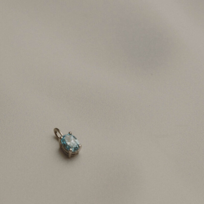 DIJE SOLITARIO OVAL DIAMANTE AZUL