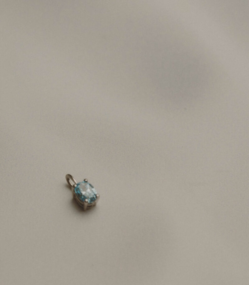DIJE SOLITARIO OVAL DIAMANTE AZUL